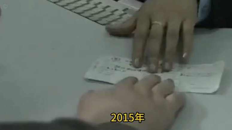 男子整理母亲遗物惊现隐秘往事